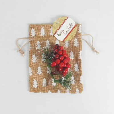 Sacchetto in juta con rami di bacche decorato con albero di natale bianco