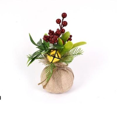 Piantina con bacche pigne e campanellino rivestita in juta 17 cm