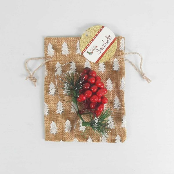 Sacchetto in juta con rami di bacche decorato con albero di natale bianco